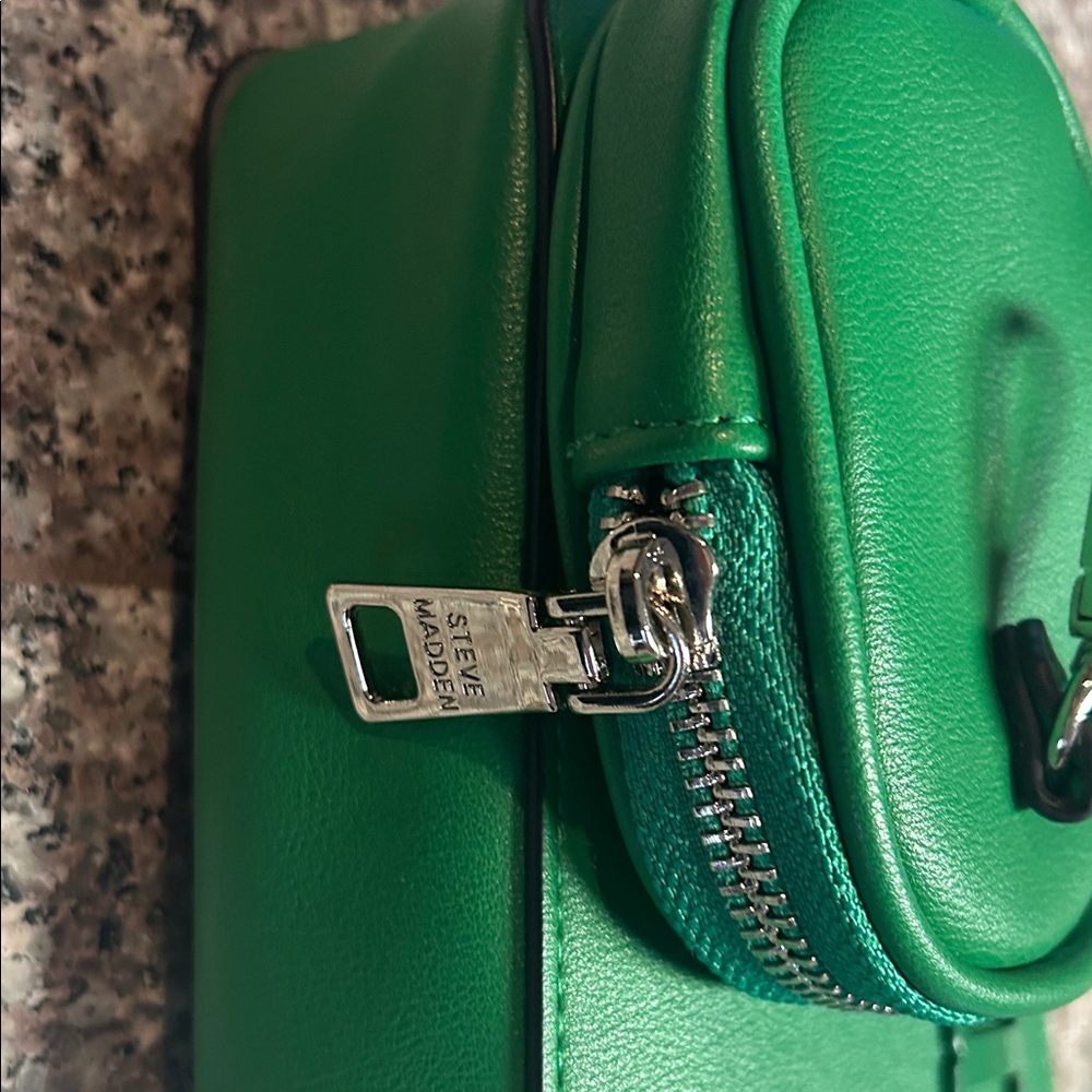 Steve Madden Vibrant Green Crossbody Bag - Picture 4 of 5